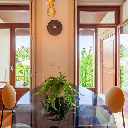 Apartment D&s - Falling Leaves *