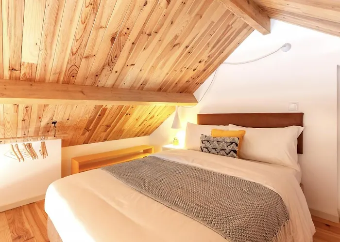 Apartment D&s - Falling Leaves *