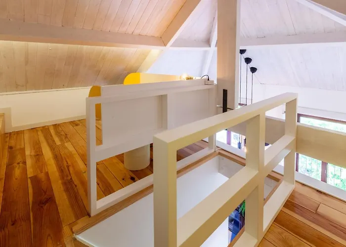 Apartment D&s - Falling Leaves *