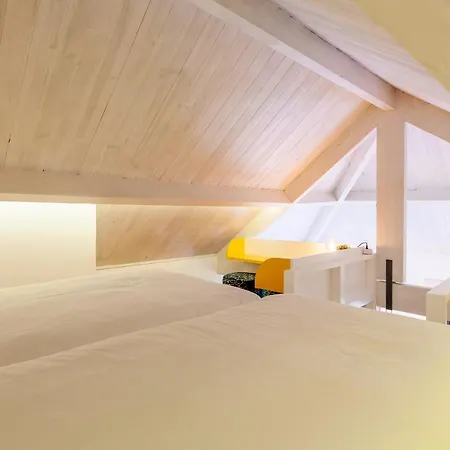 Daire D&s - Falling Leaves